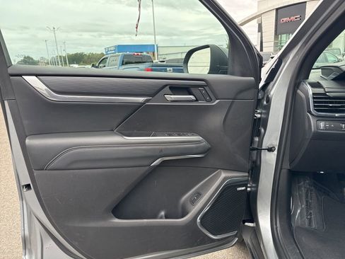 Used 2025 GMC Acadia Elevation image 28