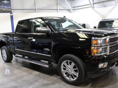 Used 2015 Chevrolet Silverado 1500 High Country w/ High Country Premium Package AWD/4WD image 2