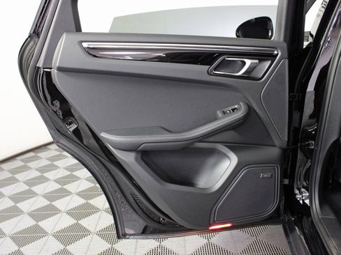 Used 2025 Porsche Macan image 33