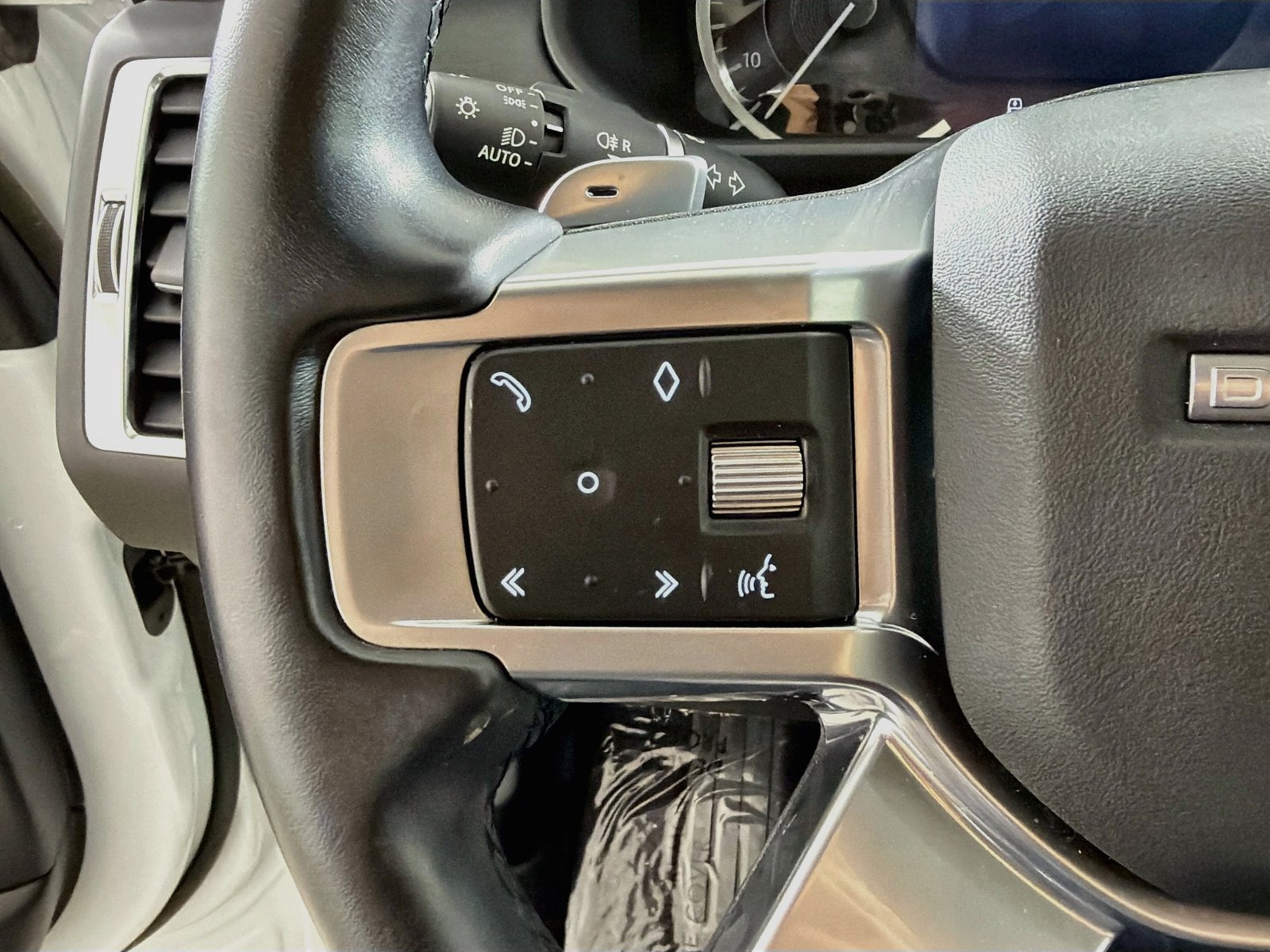 Used 2023 Land Rover Discovery S AWD/4WD image 12
