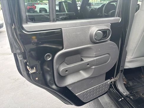 Used 2007 Jeep Wrangler Unlimited Sahara w/ Trailer Tow Group AWD/4WD image 16