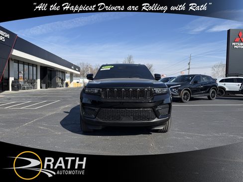 Used 2025 Jeep Grand Cherokee Altitude image 3