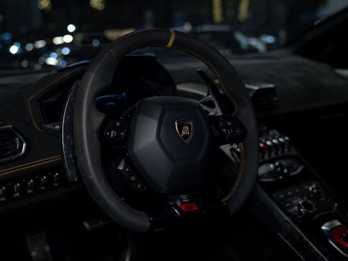 Used 2018 Lamborghini Huracan Performante AWD/4WD image 23