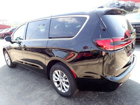 New 2026 Chrysler Pacifica Select image 3