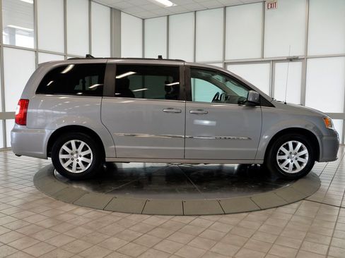 Used 2015 Chrysler Town & Country Touring FWD image 10