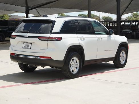 Used 2025 Jeep Grand Cherokee Laredo AWD/4WD image 5