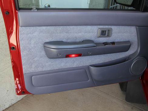 Used 2000 Toyota Tacoma 4x4 Regular Cab image 9