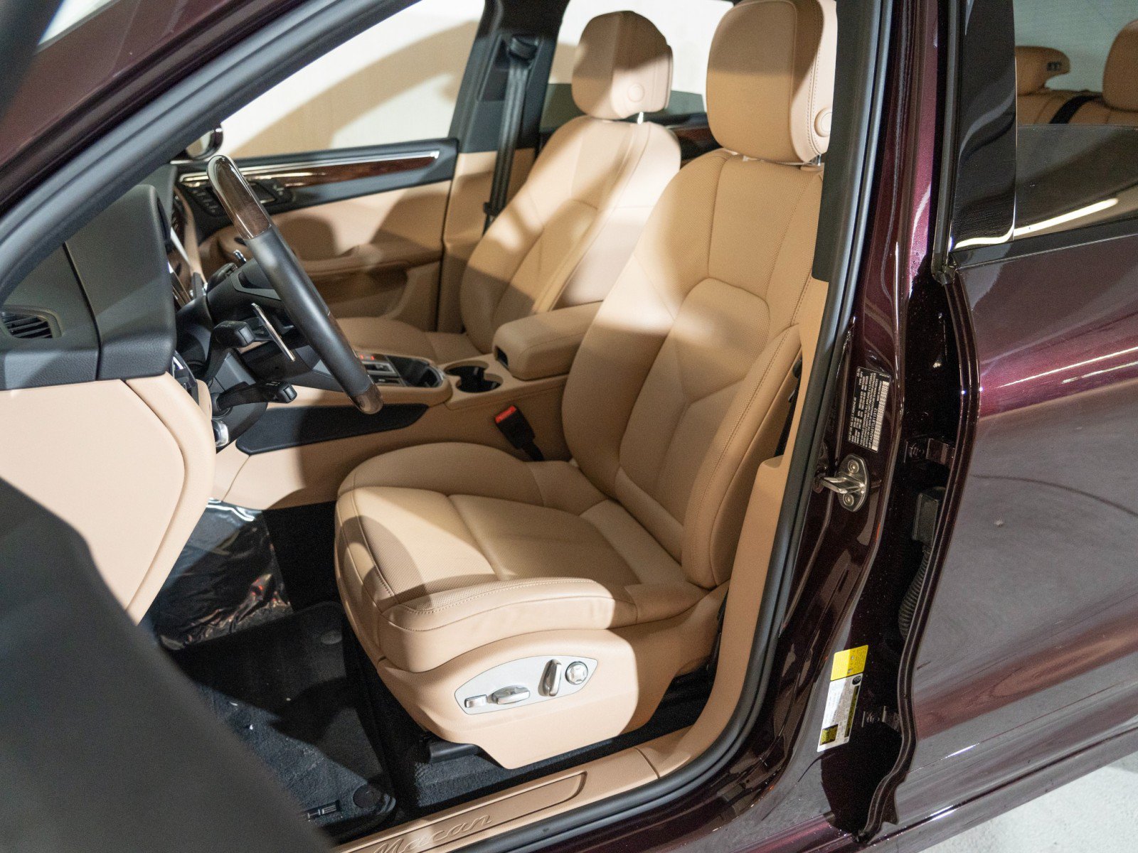 Certified 2026 Porsche Macan AWD/4WD image 5