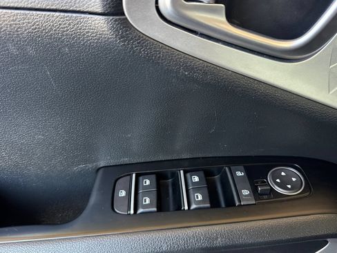 Used 2025 Kia Soul LX w/ LX Technology Package FWD image 11