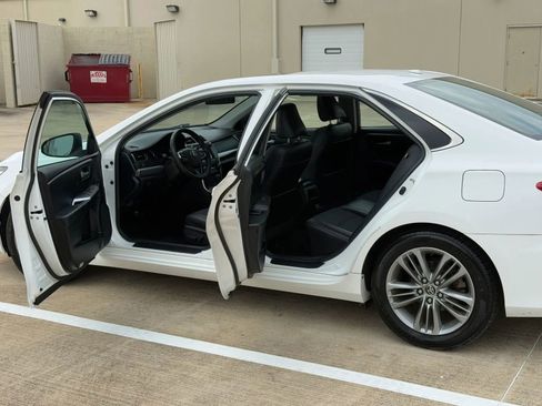 Used 2015 Toyota Camry SE w/ Moonroof Package FWD image 9