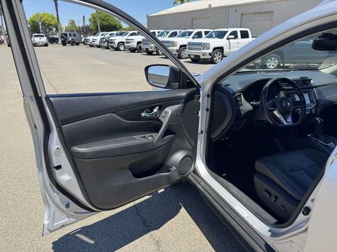 Used 2017 Nissan Rogue SL FWD image 22