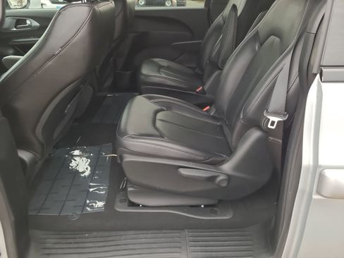 Used 2023 Chrysler Pacifica Touring-L w/ S Appearance Package image 21