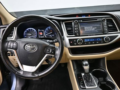 Certified 2019 Toyota Highlander Limited Platinum image 16