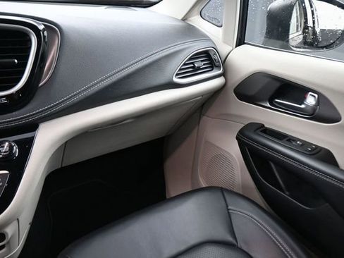 Used 2023 Chrysler Pacifica Touring-L FWD image 21