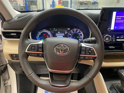 Used 2024 Toyota Highlander XLE FWD image 22