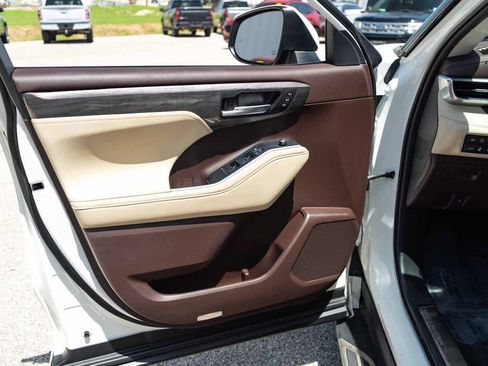 Used 2020 Toyota Highlander Platinum AWD/4WD image 13