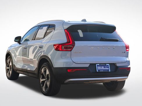 Used 2025 Volvo XC40 B5 Plus image 5