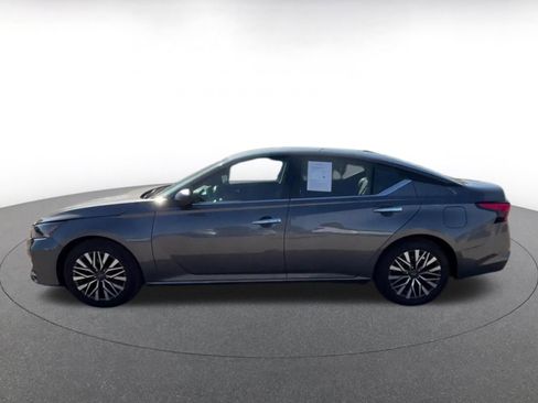 Used 2025 Nissan Altima 2.5 SV FWD image 9