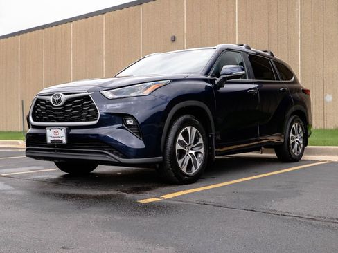 Used 2024 Toyota Highlander XLE image 4