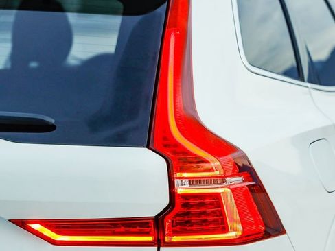 Used 2023 Volvo XC60 T8 Ultimate w/ Climate Package image 9