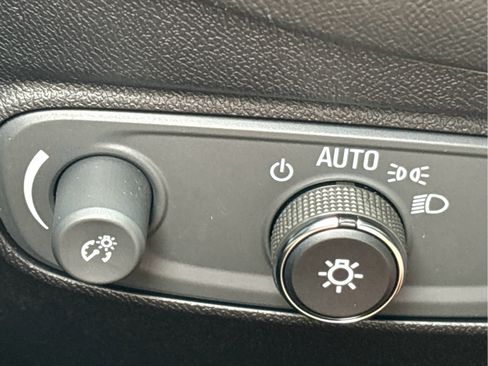 Certified 2018 Chevrolet Equinox LT w/ Sun & Infotainment Package FWD image 19