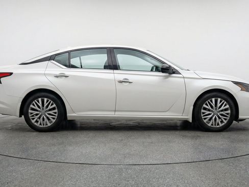Used 2025 Nissan Altima 2.5 SV FWD image 11