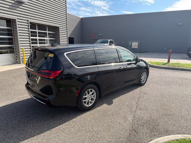 Used 2024 Chrysler Pacifica Touring-L FWD image 6