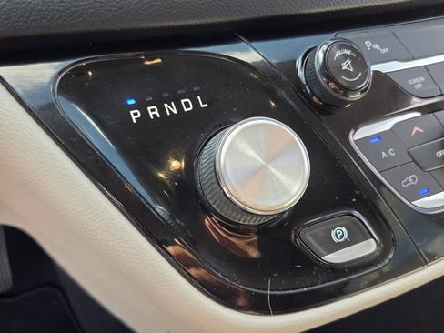 Used 2017 Chrysler Pacifica Touring FWD image 28
