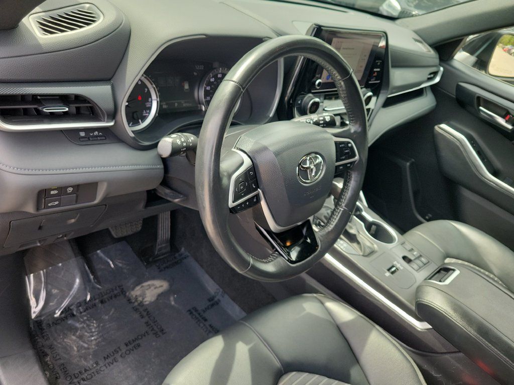 Used 2024 Toyota Highlander XSE FWD image 7