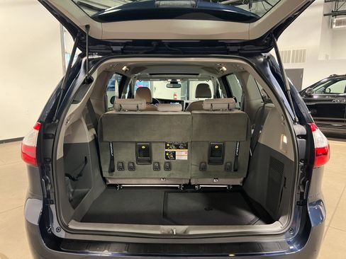 Used 2018 Toyota Sienna XLE w/ XLE Navigation Package FWD image 31
