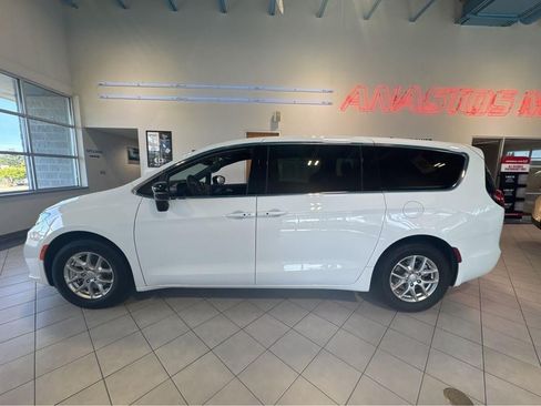 Used 2025 Chrysler Pacifica Select FWD image 8
