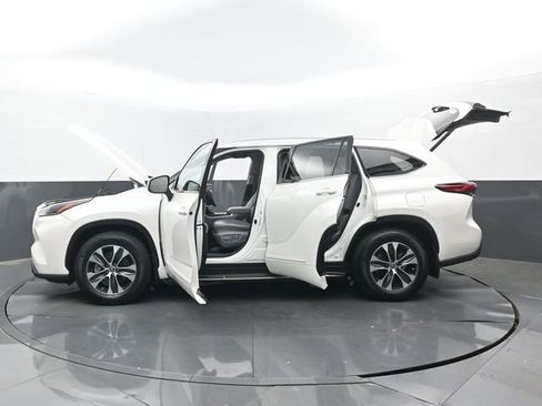 Used 2021 Toyota Highlander XLE AWD/4WD image 35