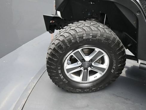 Used 2018 Jeep Wrangler Unlimited Sahara AWD/4WD image 26
