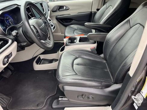 Used 2022 Chrysler Pacifica Touring-L FWD image 18