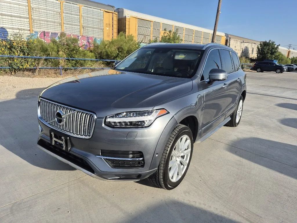 Used 2016 Volvo XC90 T8 Inscription w/ Vision Package AWD/4WD image 1
