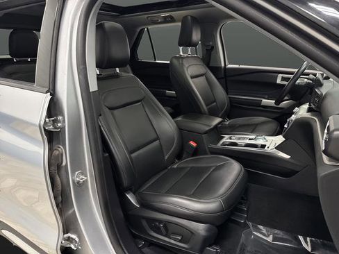 Used 2023 Ford Explorer XLT image 30
