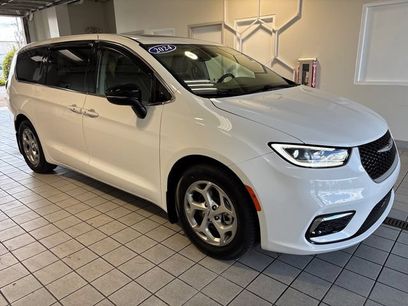 Used 2024 Chrysler Pacifica Limited w/ Uconnect Theater Family Group