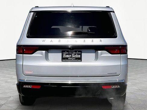 Used 2022 Jeep Wagoneer Series III w/ Flexible Seating Group image 4