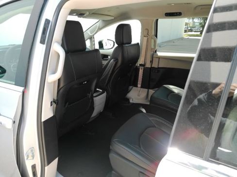 Used 2024 Chrysler Pacifica Limited FWD image 20