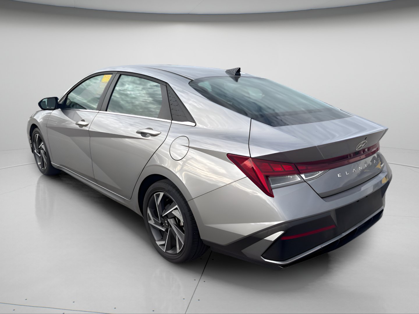 Used 2025 Hyundai Elantra Limited FWD image 11