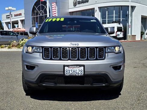 Used 2021 Jeep Grand Cherokee Laredo image 2