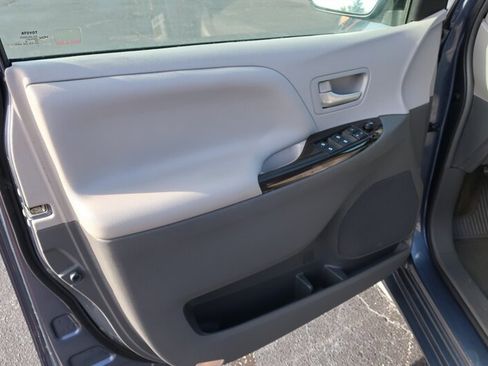 Used 2015 Toyota Sienna XLE Premium image 12