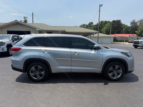 Used 2019 Toyota Highlander Limited Platinum FWD image 4