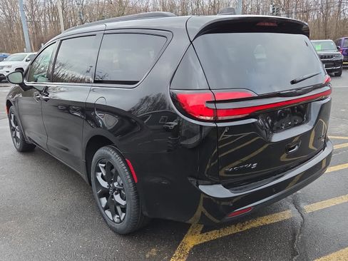 New 2026 Chrysler Pacifica Limited w/ S Appearance Package image 8