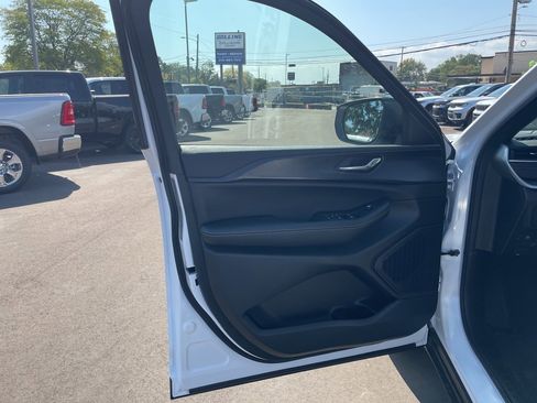 New 2025 Jeep Grand Cherokee Laredo X w/ Luxury Tech Group I image 12