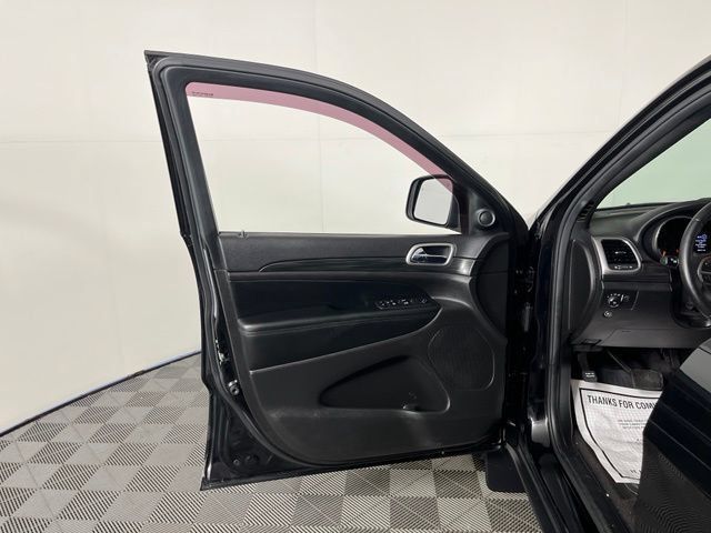 Used 2019 Jeep Grand Cherokee Laredo AWD/4WD image 15