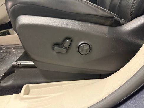 Used 2019 Chrysler Pacifica Limited w/ Tire & Wheel Group image 13