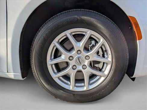 Used 2024 Chrysler Pacifica Touring-L image 24