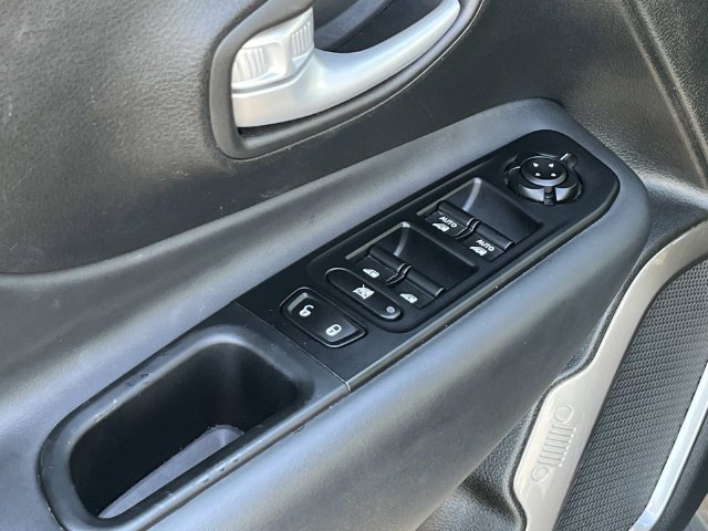 Used 2023 Jeep Renegade Latitude AWD/4WD image 26