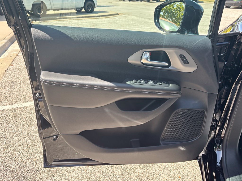 New 2027 Chrysler Pacifica Select FWD image 30